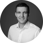 Zwart-wit professioneel portret van een teamlid, geschikt voor personeelsdirectories, bedrijfsprofielen en zakelijke brandingmaterialen.