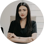 Portret van een zelfverzekerde vrouwelijke zakelijke professional met gekruiste armen, geschikt voor bedrijfswebsites, leiderschapsprofielen en teampagina's van bedrijven.