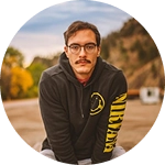 Professioneel portret van een glimlachende mannelijke manager die buiten staat, ideaal voor uitvoerende profielen, bedrijfswebsites en zakelijke presentaties.