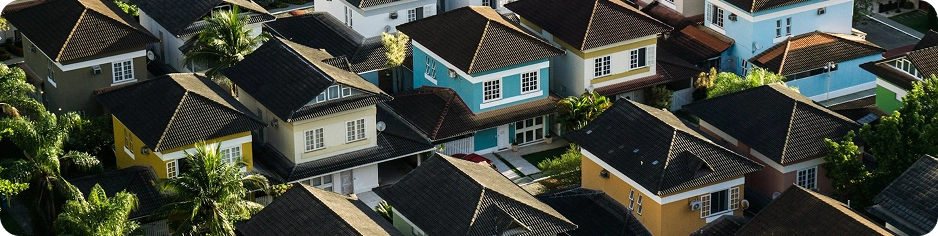 Luchtfoto van een moderne woonwijk met vrijstaande huizen, aangelegde straten en hedendaagse suburbane woningbouw.